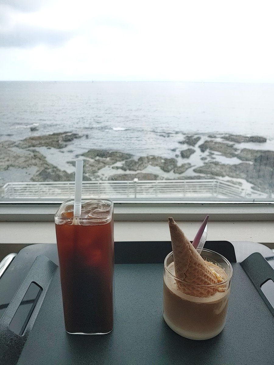 부산 송정 라면먹고 2차로 카페로~~ 

아직 마니 더워서 시원한 아이스크림라떼~~

꼭 목적 아니라도 차한잔 하고 얘기하고 노실분들 계실까요?? ^^