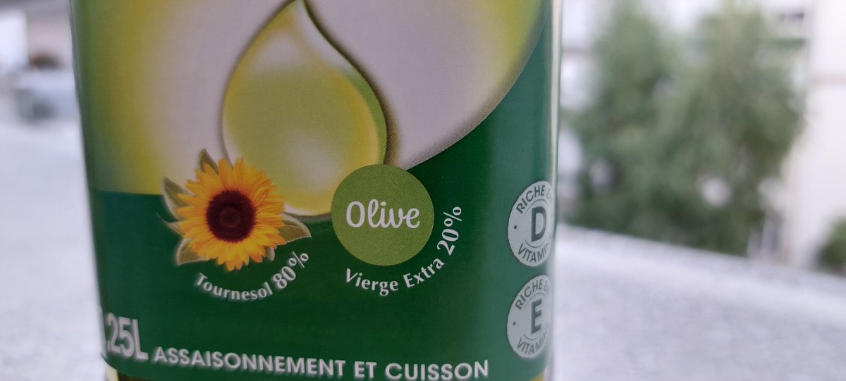 PlefebvreProd's tweet photo. Un produit qui a le nom d'une grande marque d'olives qui a la couleur de l'huile d'olive mais à bien regarder ce n en est pas #tramierarnaque https://t.co/2K49zDzOj5