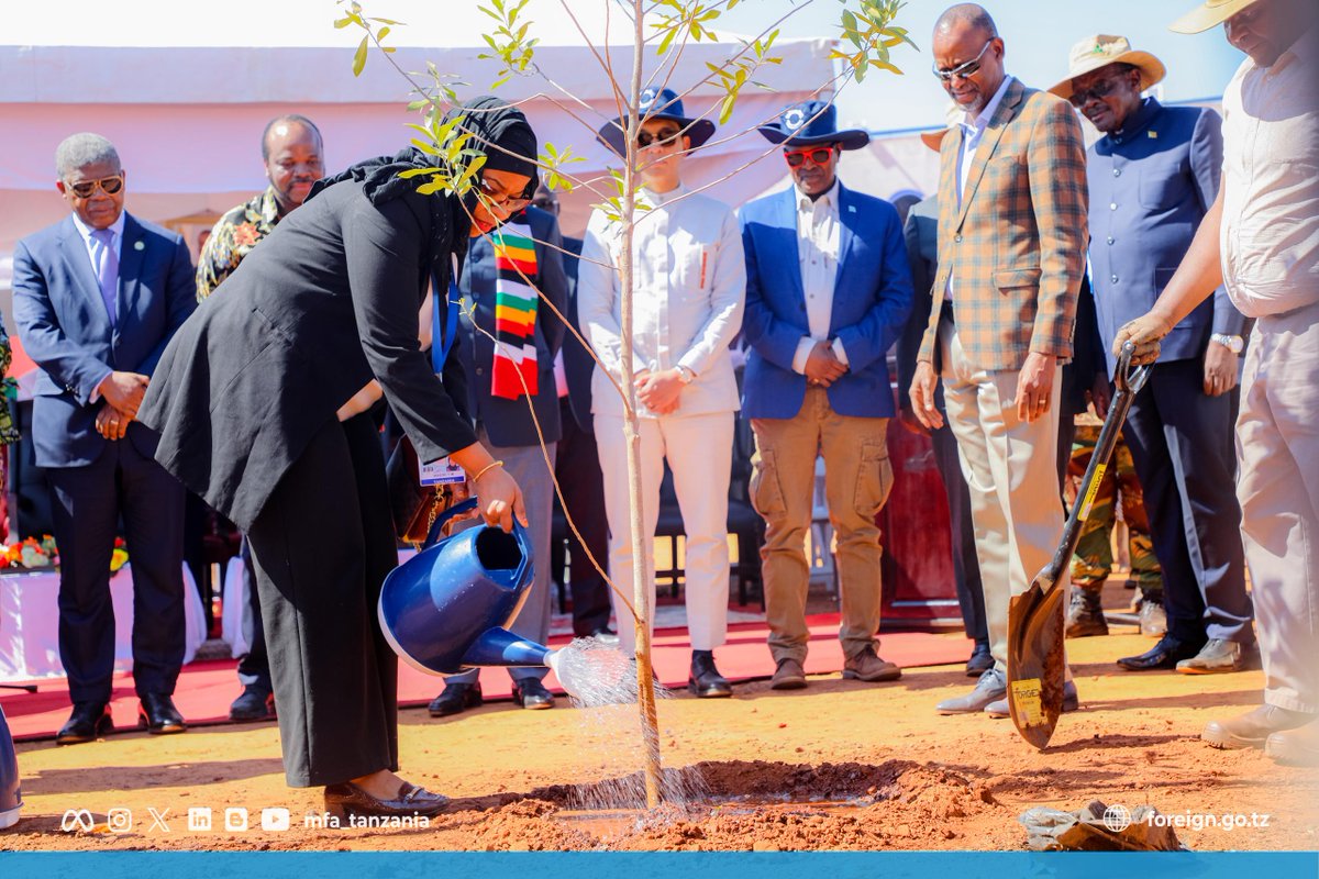 mfa_tanzania's tweet photo. MFA Tanzania:  RAIS MNANGAGWA AKABIDHI ENEO LA UJENZI WA MAKUMBUSHO YA UKUMBOZI WA AFRIKA
https://t.co/vJwUAgFm7V https://t.co/9HFGBnxheb