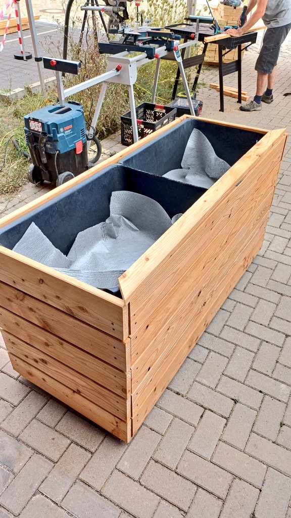 Letzten Freitag gab es am Speicher B des <a href="/STIMULATE_FC/">STIMULATE</a> im Rahmen des #transPORT- und #transSCAPE-Projektes in Kooperation mit dem <a href="/intaktmagdeburg/">in:takt</a> einen sehr netten Bauworkshop, in dem gemeinsam ein Parklett zur schöneren Nutzung des urbanen Raumes gebaut wurde.