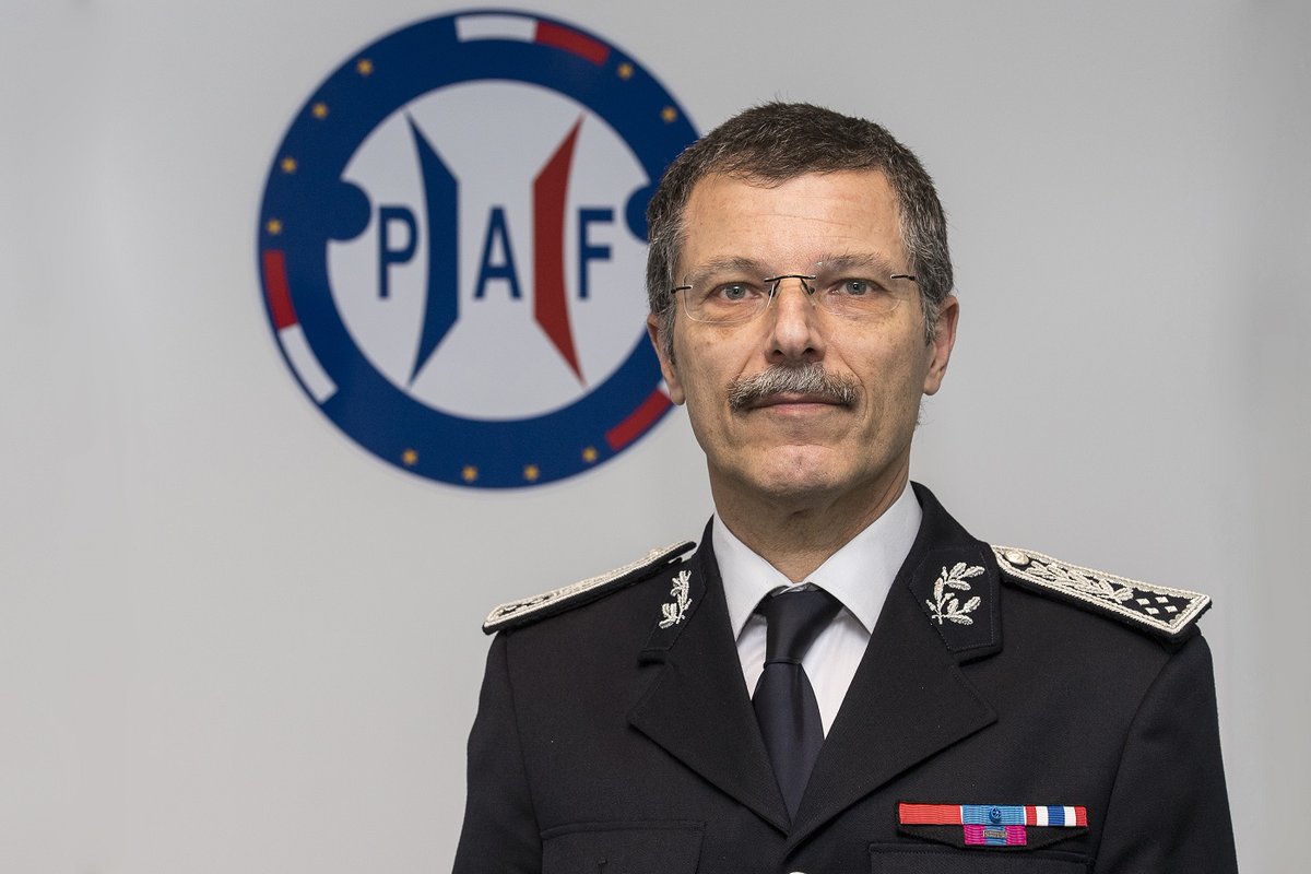 F_Desouche's tweet photo. L’ancien directeur de la Police aux frontières déplore le manque de moyens et tire la sonnette d’alarme : « L'immigration illégale, subie et massive, devient ingérable, dangereuse et déstabilisante pour les démocraties et nos modes de vie »
 https://t.co/eII5kBsvUU https://t.co/ONLMqj9NVo