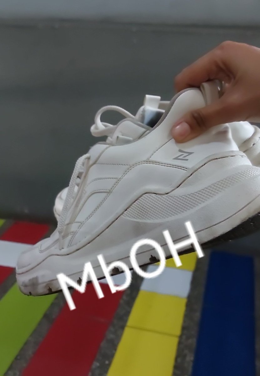 pockyira's tweet photo. The real berangkat swallow pulang gucci.. WOYYYY YANG NGAMBIL SEPATU GUE DI MUSHOLLA BCH BANDUNG TGL 19 AGUSTUS SEKITAR JAM 1 SIANG, BALIKIN WOY GILA LU GAK NYADAR APA LU PAKE SEPATU CEWEEEEEEKKKKK AGHHH

(Di cctv mas2 pake baju cream. Aku gabisa upload soalnya datanya di satpam) https://t.co/6DY98nXWJQ