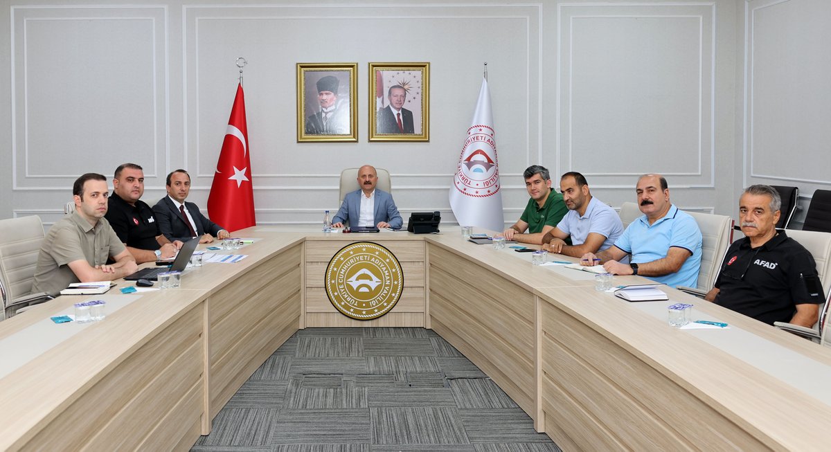 Vali Yardımcıları Haftalık Değerlendirme Toplantısı Valimiz Sayın <a href="/DrOsmanVarol/">Dr Osman Varol</a> başkanlığında gerçekleştirildi.

Çevre, Şehircilik ve İklim Değişikliği İl Müdürü ve AFAD yetkililerinin de katıldığı toplantıda, ilimiz merkez ve köylerinde TOKİ Kalıcı Afet Konutlarının hak