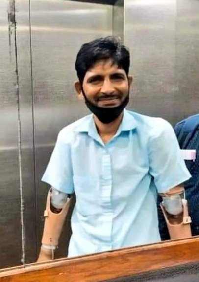 LsaMohit's tweet photo. कच्चे धागो से बनी पक्की डोर है राखी 
प्यार और मीठी शर्तों की होड़ है राखी 
भाई की लम्बी उम्र की रक्षक है राखी
बहनों के पवित्र प्यार की दुआ है राखी 
आज रक्षाबंधन पर्व पर सबसे अच्छी 
तस्वीर16 साल बाद बहन ने भाई की 
कलाई पर सजाई राखी 🫂
#बहन ❣️
#brotherandsister
#rakshabandhan2024 https://t.co/XN1Zw3ocIs