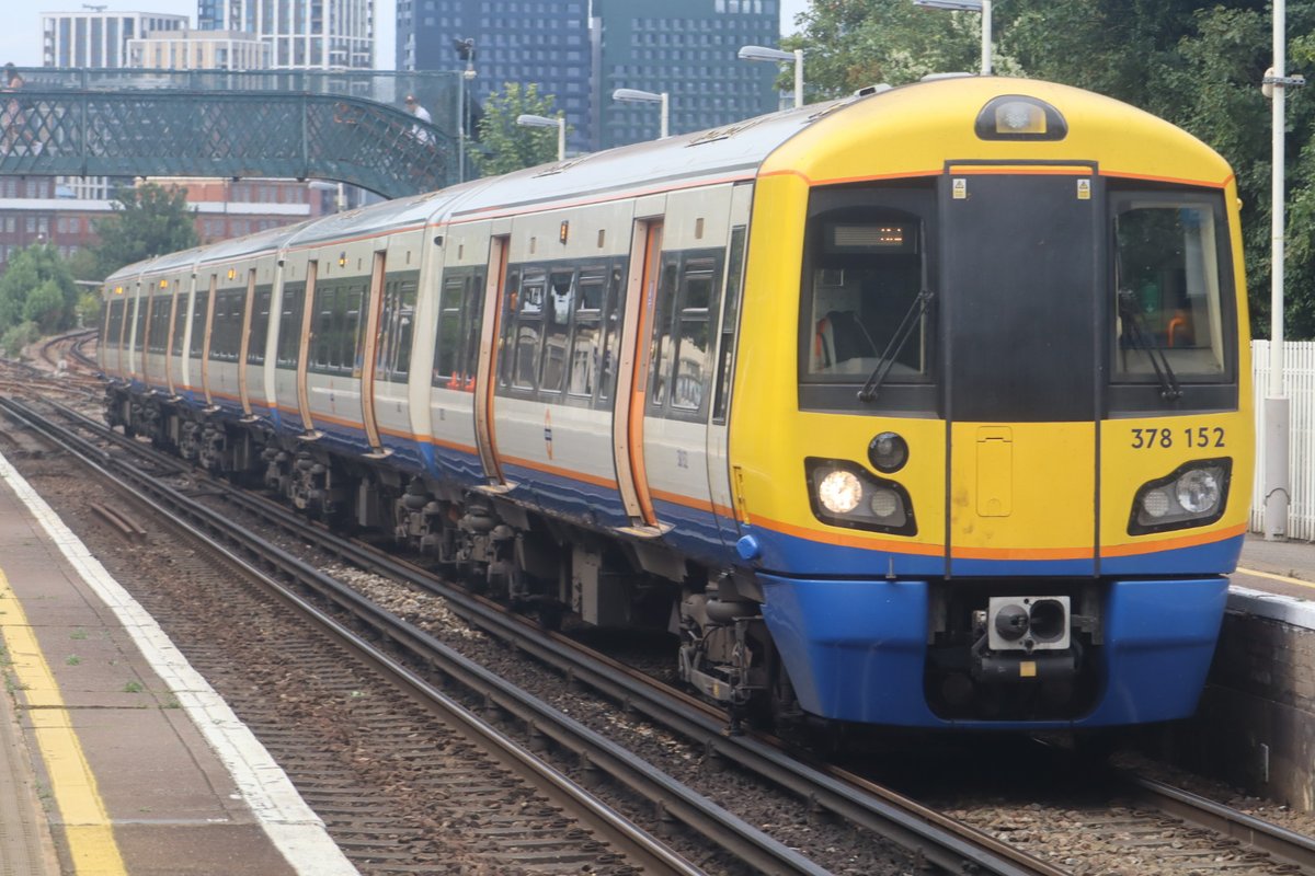 TransportDarik's tweet image. Here we have @overground_bot Class 378 (378152) 'Capitalstar' departing Wandsworth Road working 9H38 from Clapham Junction to Dalston Junction #class378 #london #londonoverground #wandsworth #railway #trains #train #fyp #trainspotter #trainspotting #foryoupage #uk #cool #summer
