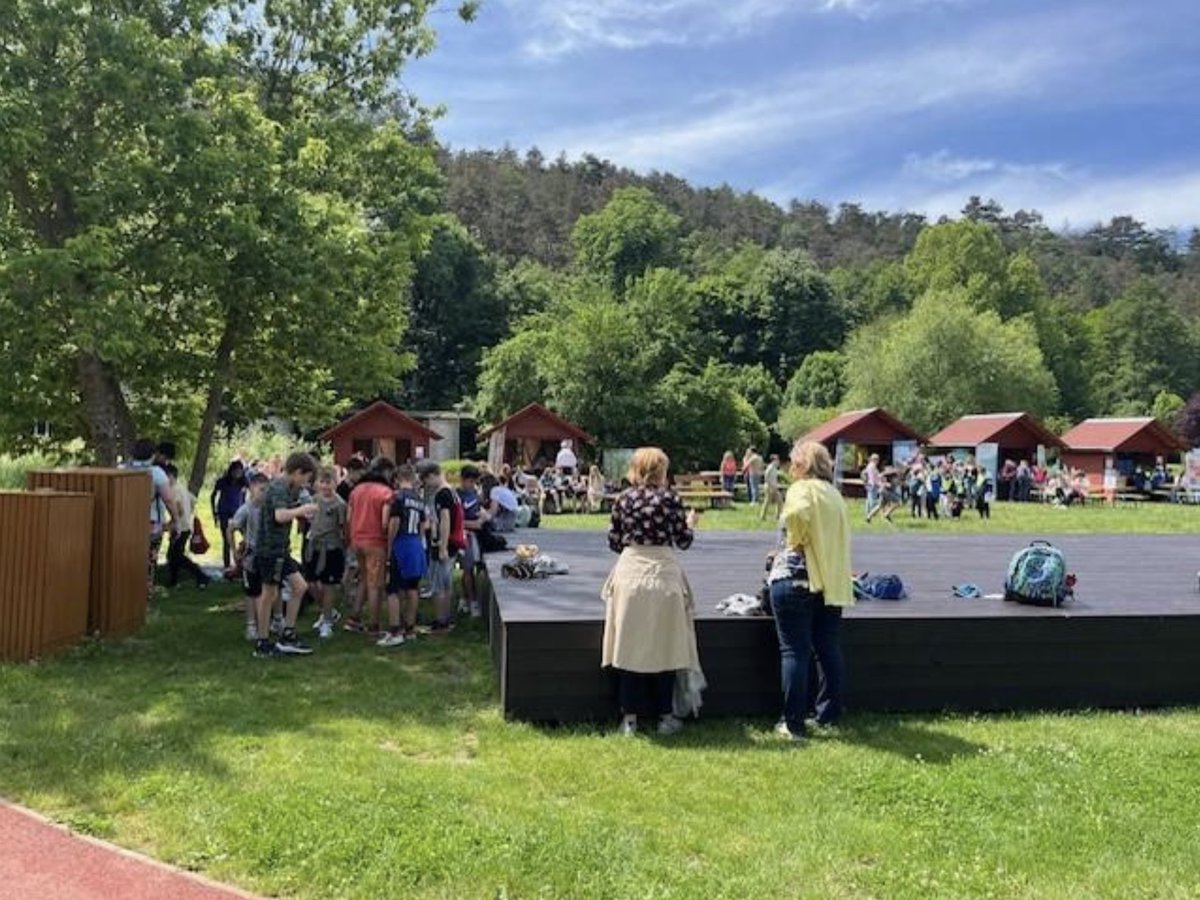 COREinterreg's tweet image. 🌱 Veszprém's young minds explore composting at a hands-on sustainability event organized by @KdriuKft! 500 students learn about waste reduction and management through fun activities. 
👉Read more: shorturl.at/6uS1D #Sustainability #Composting #COREProject