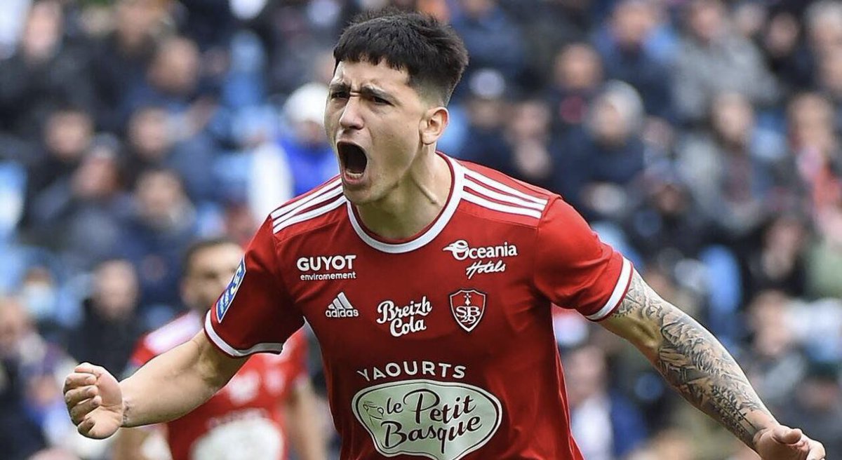 Martin Satriano à l’OM, une bonne pioche ? 

Après la blessure de Faris Moumbagna face à Brest ce week-end, l’OM s’est semble-t-il penché sur l’avant centre uruguayen 🇺🇾, indésirable à l’Inter Milan. 

Mais que vaut-il vraiment ?

Prêté la saison dernière à Brest, il a terminé la
