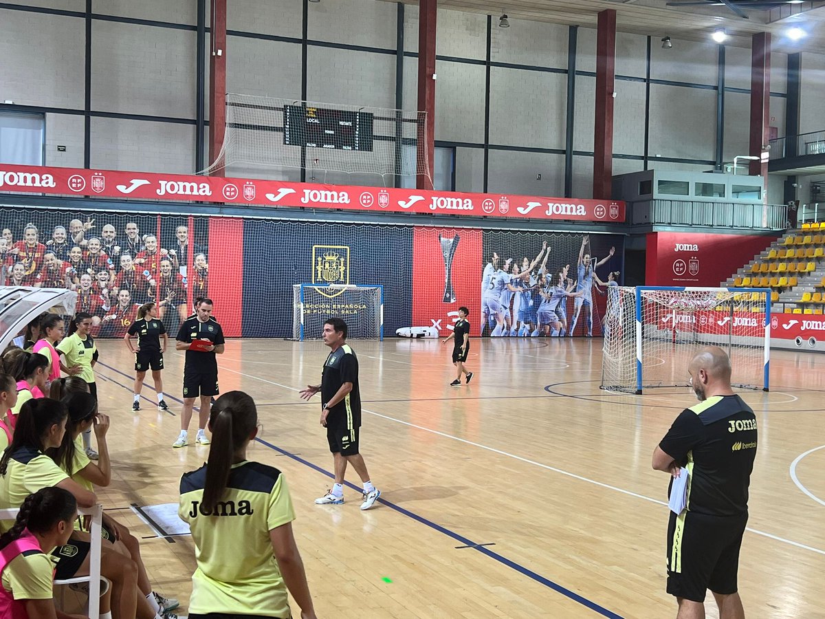 FutSalRFEF's tweet photo. 🏋️‍♀️ Lᴀ Sᴜʙ-21 ʏᴀ ᴛʀᴀʙᴀᴊᴀ ᴀ ʟᴀs ᴏ́ʀᴅᴇɴᴇs ᴅᴇ Jᴏʀᴅɪ Gᴀʏ

📅 El jueves se medirán al @ADAlcorconFSF y el viernes al @FSFMostoles 

🔗 https://t.co/ZW9nWGayUT

#FutsalEspaña https://t.co/e8y5mv1V23