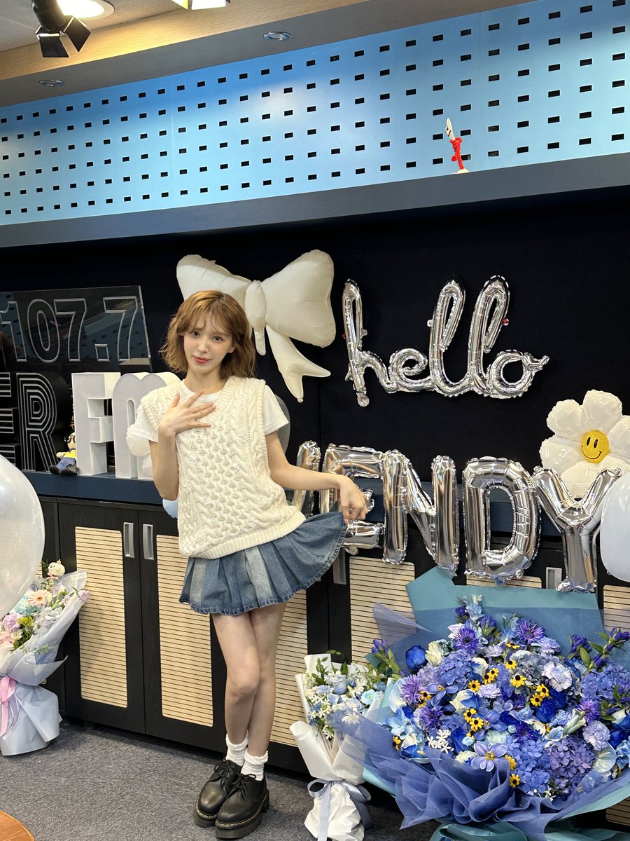 돌아온 웬디의 영스트리트 첫방 기념 사진📸
앞으로 완디의 사진은 영스트리트 공식 계정에서 확인해 주세요!💙

#웬디 #WENDY
#레드벨벳 #RedVelvet
#영스트리트