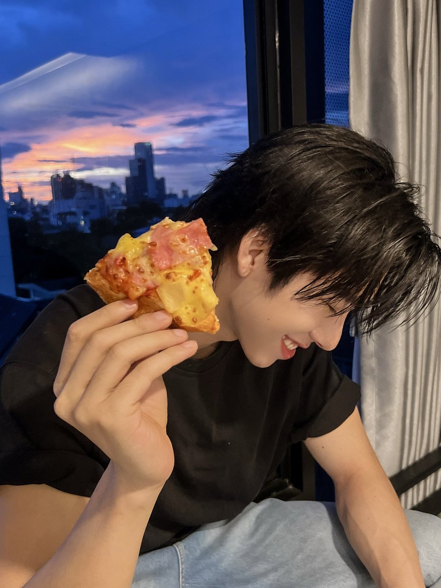 My soulmate might be Pizza 🍕 🖤
#frankthanatsaran