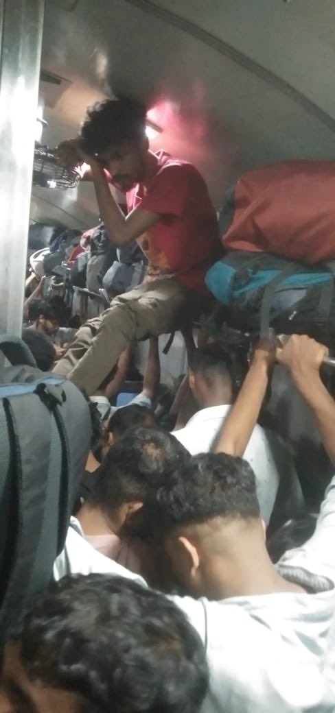 shellinecpl's tweet image. This is what happening in Indian railways on a normal Sunday, increase general coaches to minimum 7 in every train  @IndianRailUsers  @GMSRailway