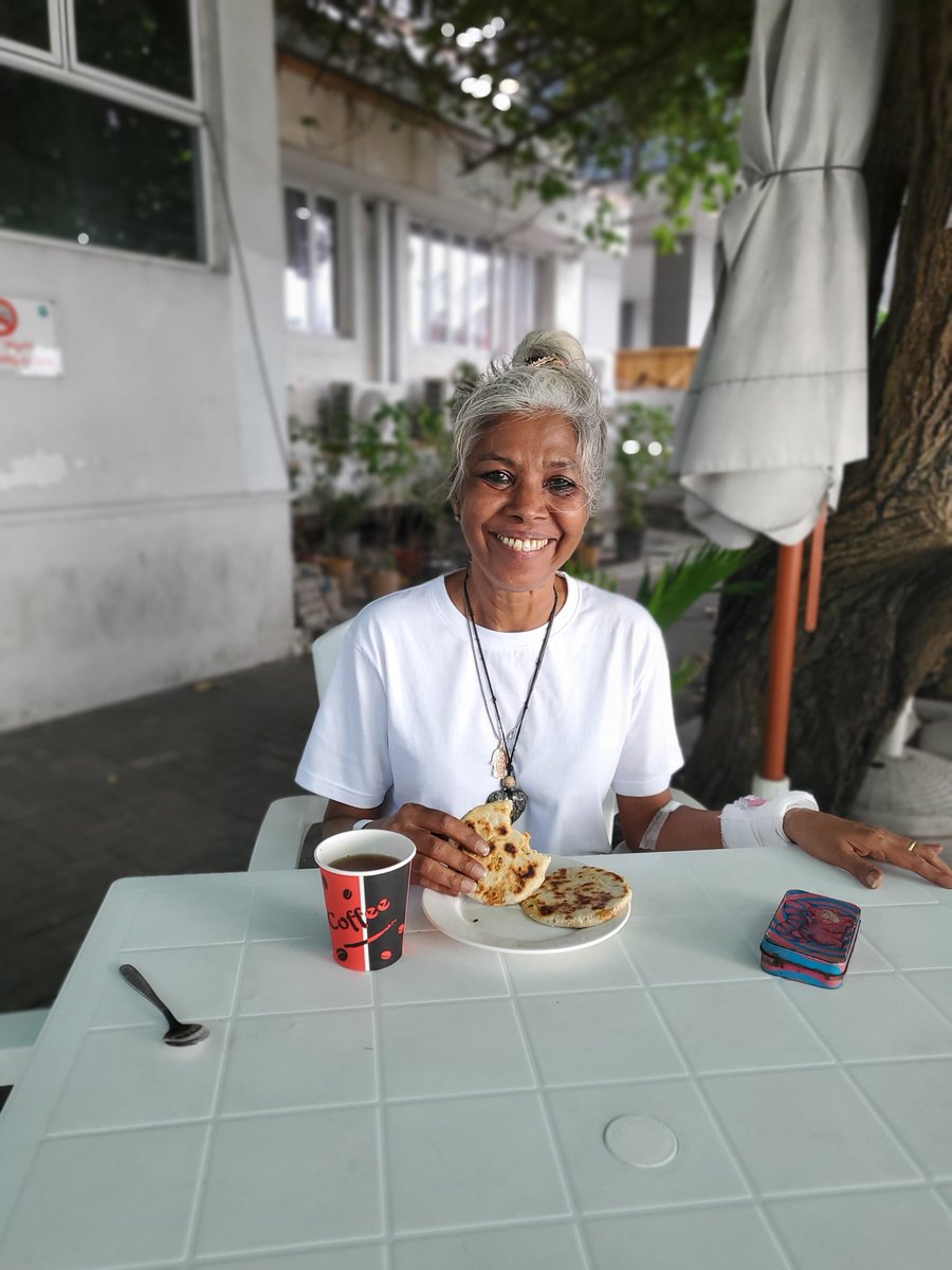 velizenee's tweet photo. 19.8.24, 4.15pm #RIPVelezinee #RIPVelizenee 
A #tea @igmhmv canteen waiting for a #pharmacy that got all in my prescription. 
A lovely day out of my #strictbedrest, enjoying the #seabreeze, catching some sun &amp; sespray, sitting under shade of big trees #RIP
Alhamdhulillaahi 💚💃🤍 https://t.co/6AtWNf56b0