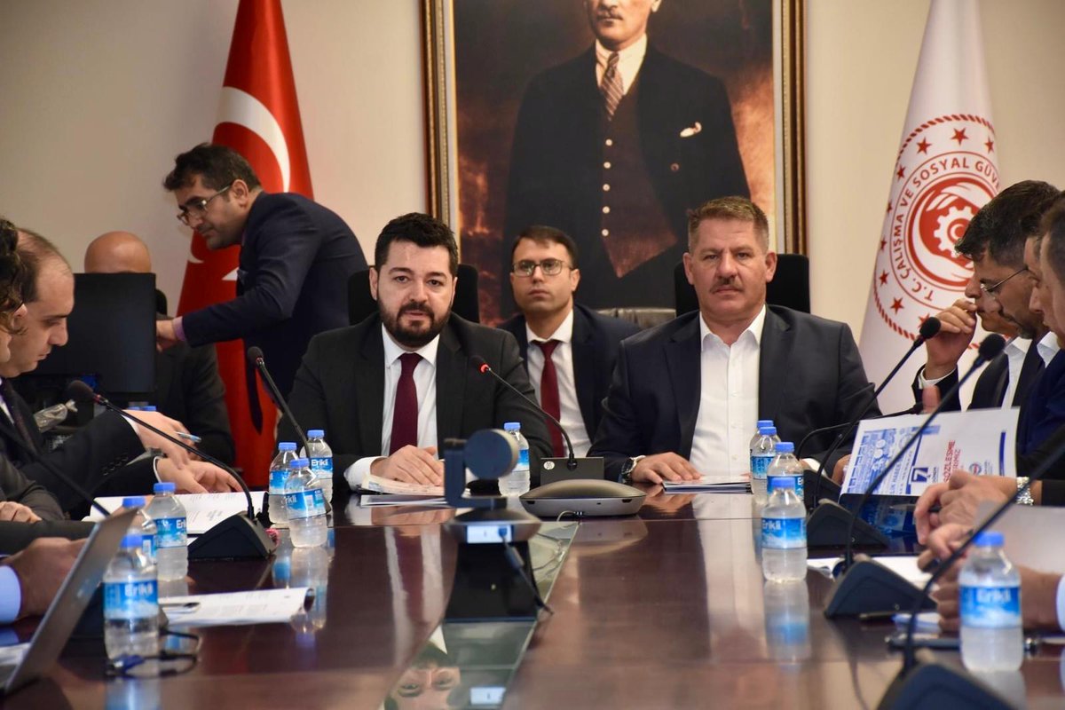 _omerbudak_'s tweet photo. Toplu Sözleşme kazanımlarımızdan olan ilave 600 ek göstergenin TRT’ de uygulanmamış olmasından kaynaklı TRT’ den emekli olanların ve olacak olanların kayıpları giderilmiştir.

İlave 600 gösterge TRT’ de uygulanmadığı andan itibaren TRT Genel Müdürlüğü, Çalışma ve Sosyal Güvenlik Bakanlığı ve Cumhurbaşkanlığı nezdinde sürdürdüğümüz girişimlerimiz sonuçlanmış ve bir sorun daha ortadan kaldırılmıştır.

Hak kaybının giderilmesi için TRT Genel Müdürü Sayın @zahidsobaci özel gayret ve çaba göstermiş, sonuca büyük katkısı olmuştur.

Bu bağlamda TRT ek göstergelerine ait aylık bağlama oranlarının, ek göstergelerde değişiklik yapılmadan 7417 sayılı kanun öncesindeki oranlar olarak uygulanması hakkında ki Cumhurbaşkanlığı kararı TRT Genel Müdürlüğüne gelmiş olup, 15.01.2023 tarihinden itibaren geçerli olmak üzere hak kayıpları giderilecektir.

TRT emeklilerine ve ilgili tüm çalışma arkadaşlarımıza hayırlı olsun dileklerimizi iletiyor, sorunun çözümü için destek ve katkı sunan TRT Genel Müdürü Prof. Dr. Sayın Zahid SOBACI başta olmak üzere emeği geçenlere teşekkür ederiz.

Ek gösterge değişikliği 7417 :
((7417 sayılı Kanunun yürürlüğe gireceği 15.01.2023 tarihinde kamu görevlilerinin ek göstergeleri yükselme suretiyle artanların ilk aya ait artış farkının ve aynı miktarda kurum karşılığının hesap edilerek ek göstergelerindeki kayıpların giderilmesi.))

@TRTKurumsal