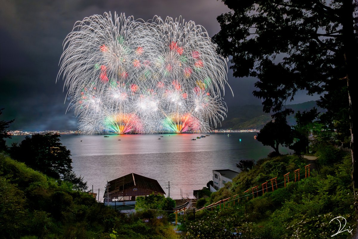 usalica's tweet photo. 京都にも花火大会が沢山あるし、とても綺麗だってこと知って欲しいです🎆

1.京都芸術花火
2.宮津灯籠流し花火大会
3.舞鶴ちゃった花火大会
4.福知山HANABI

#京都よきかな https://t.co/rau0ktWWAS