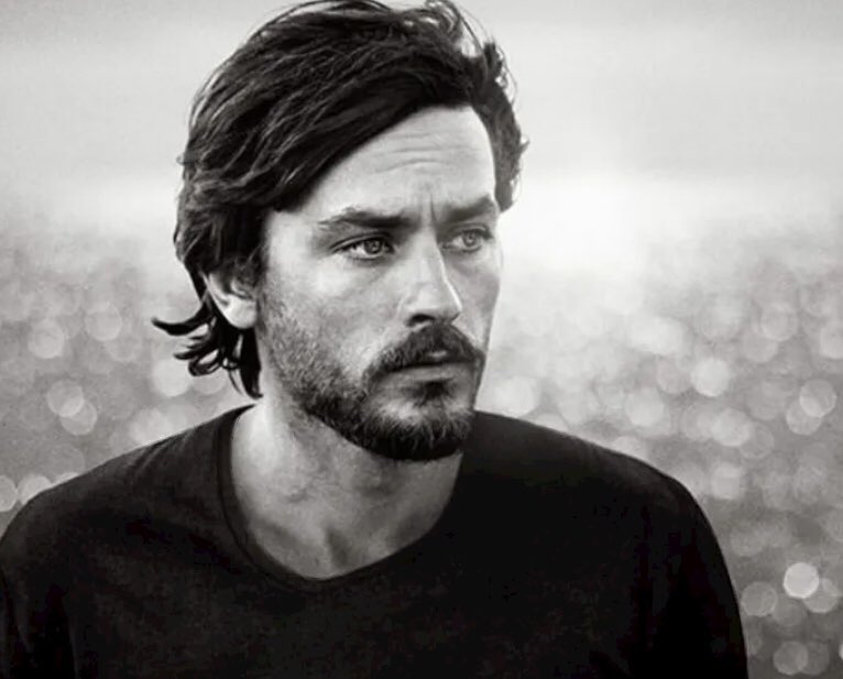 BarbasYPeletes's tweet photo. Nos ha dejado Alain Delon. Guapísimo sin barbas, pero con ellas ya era el súmmum. https://t.co/RxKug5lpcY