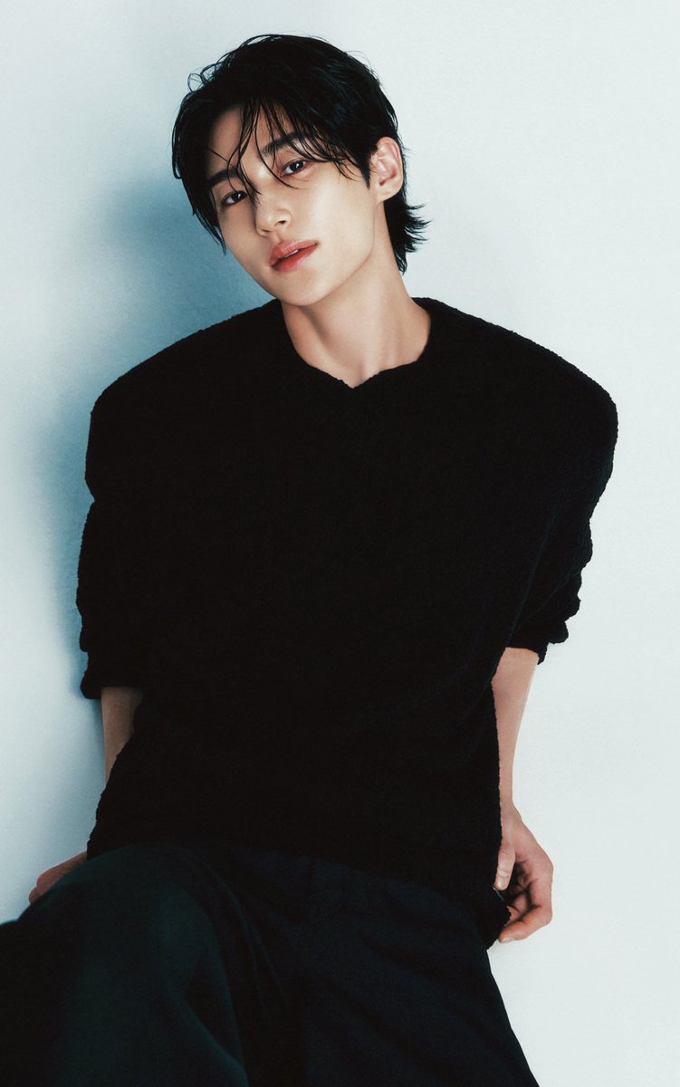 월요병 치료제 잘 들었나요 후후 오늘 머선날이죠 치료제가 끝이 없네요 제 심장도 멈추질않네여… 🧴🫨저도 우석님 퇴근길 지켜보다 왔습니다 후후 넘 짜릿하네용 🫶🏻🫶🏻
하프눕우석님 놓고갑니다…후후
다들 오늘 휘몰아치는 치료제에 잠못드실텐데 심신 안정하시고 오늘두 변나잇하세요 💙🫨