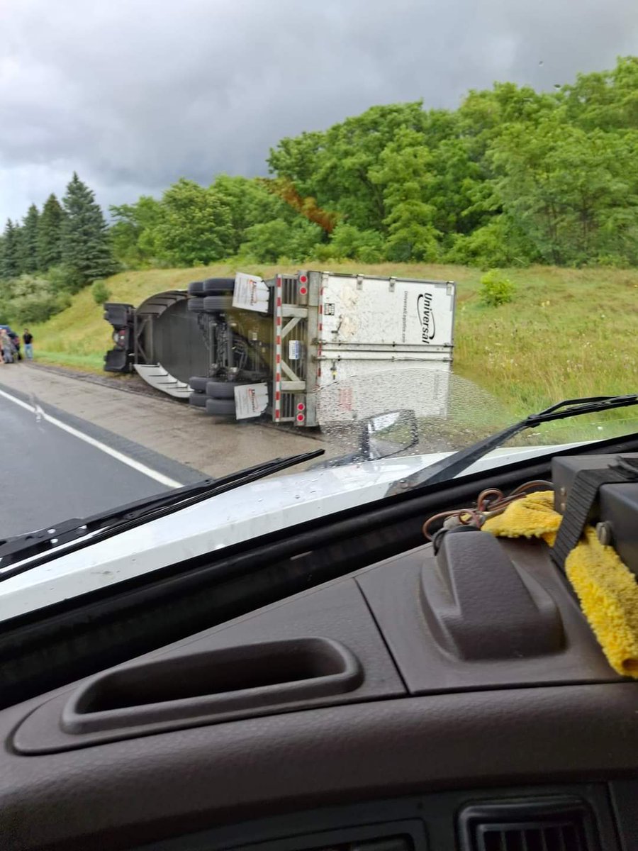 robantheanimals's tweet photo. @weathernetwork One of my coworkers drove by the flipper over rig... https://t.co/QAGPj5EDCP