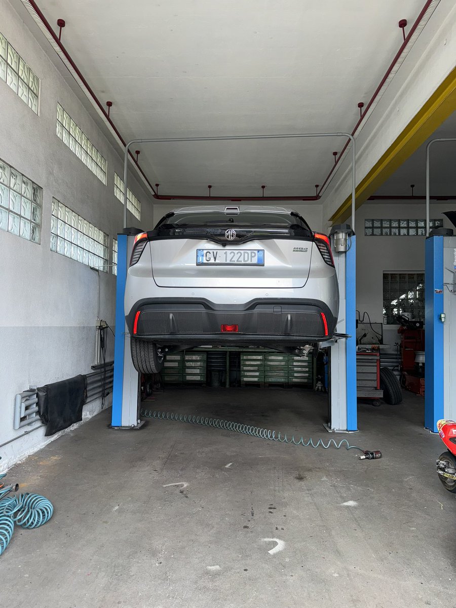 greenstripshow's tweet image. GOOD NEWS the NEW tyre has arrived , they use different vehicles to #eurocarparts in the UK ! @CareersAtECP ! Not the vehicle I expected my new tyre to turn up in lol ! But Raphael is on it already so I could be away by 2pm at this rate :)