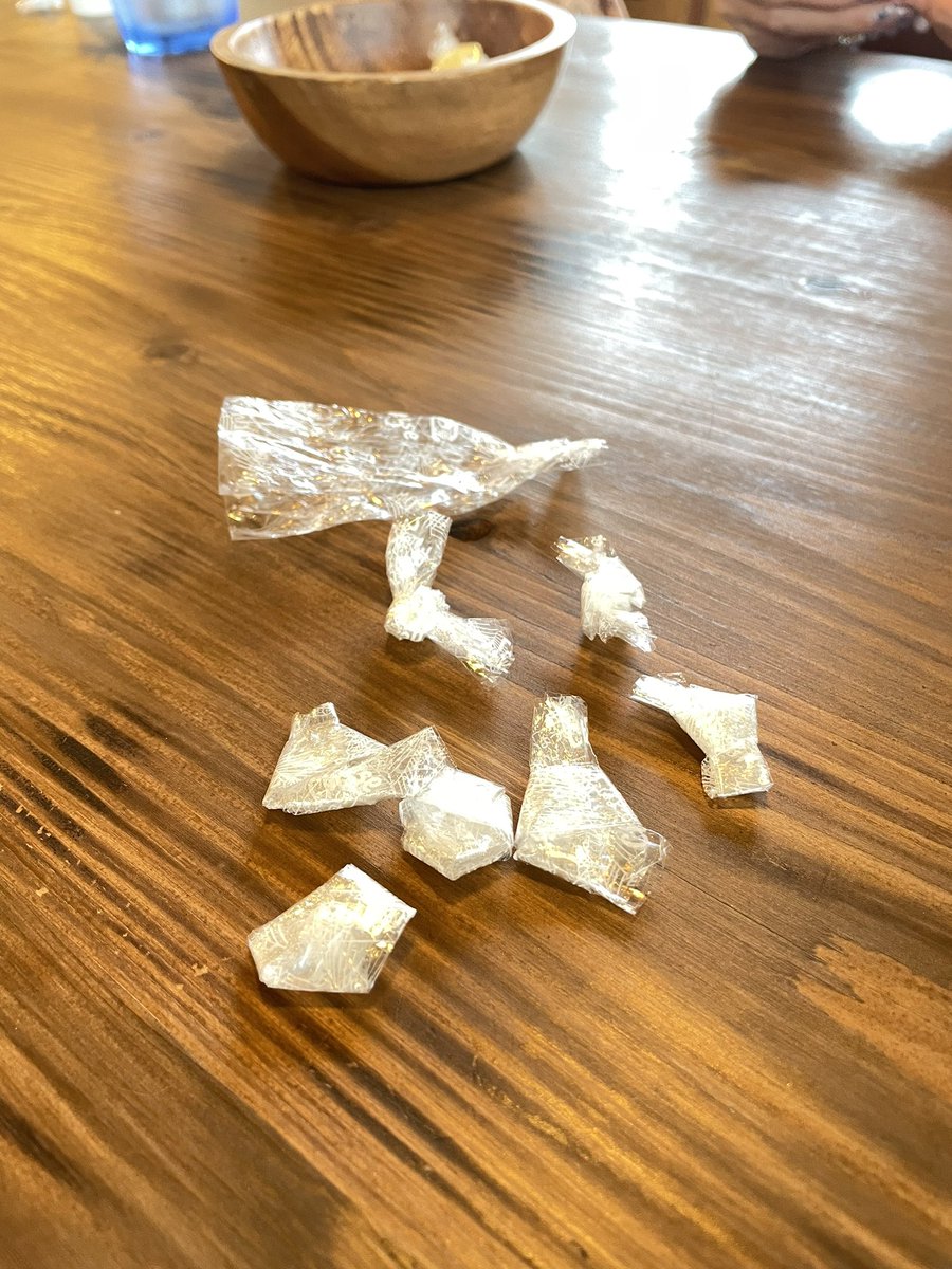 tottoro_03's tweet photo. こういうさ、キャンディーチーズの包みとかの、会話してる間に無意識にできあがる作品がみんな個性あってすきなの。 https://t.co/Szj0oEpM8q