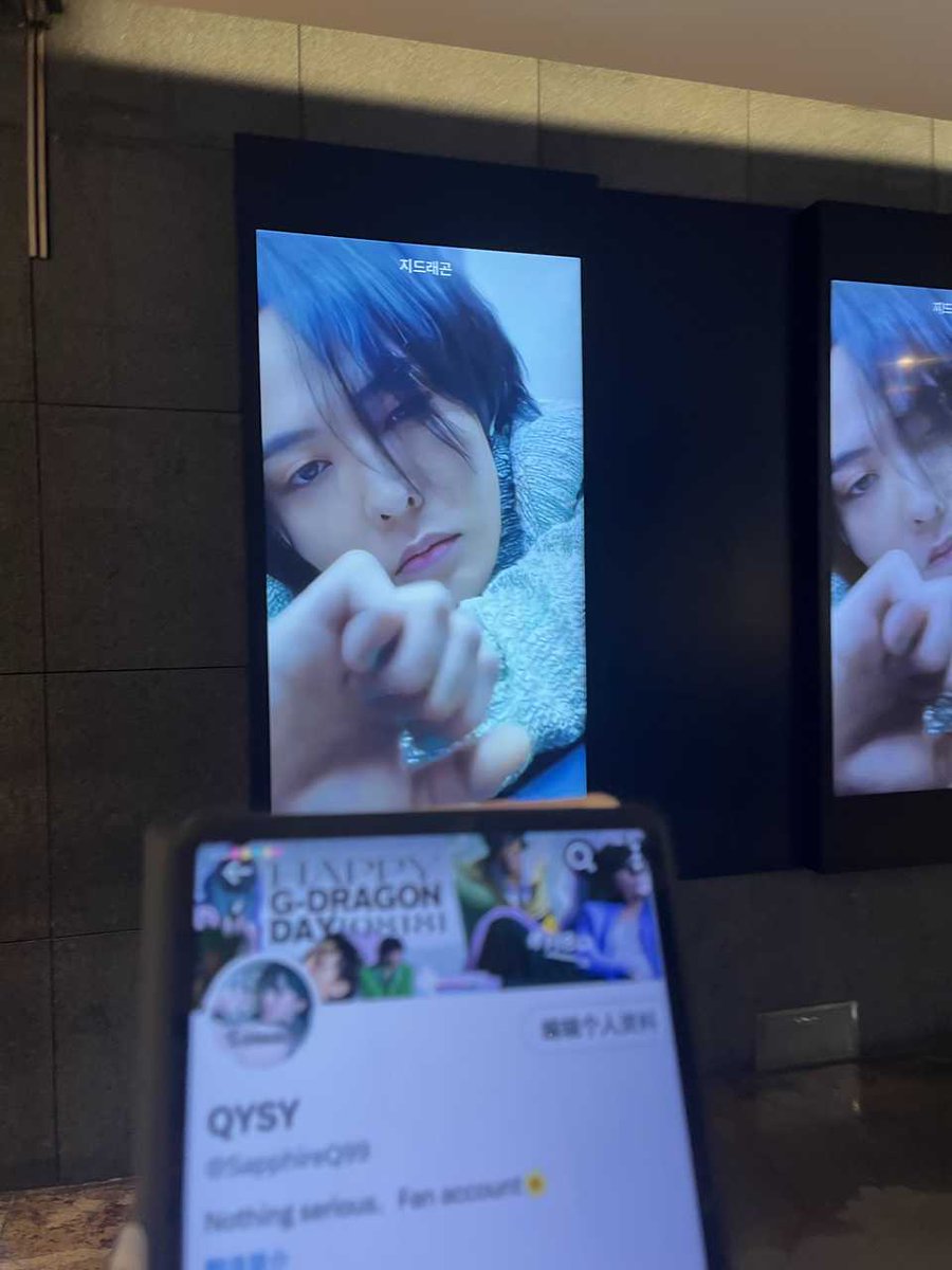 DramaQisfree's tweet photo. There're the LCD screens in the underground passage of U-Plex building📸
@gdragonintl @GD_fanunion @GDelights_ 
@IBGDRGN #GDRAGON 
#HappyGDay
#HappyKWONJIYONGDay https://t.co/TdGKo9ro63