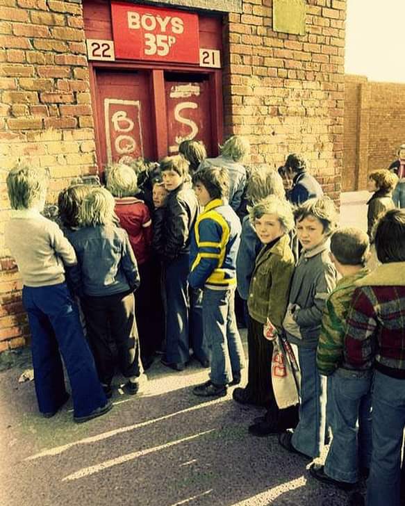 fussballgeekz's tweet photo. Who remembers the days when a bunch of early-teen mates could go to games unsupervised by adults? The modern era; cashless online ticketing booked via verifiable bank accounts, has starved the younger generation of one of football's great, fun experiences. https://t.co/o5nSRhjIhf
