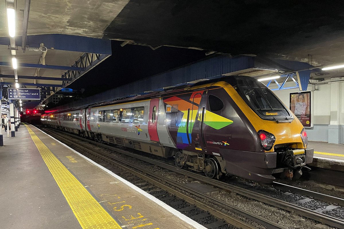 RexKram55112378's tweet image. Finally got a picture of the Cross Country #Trainbow a couple of days ago! Seen here at Southampton heading for Bournemouth having reversed at Eastleigh to go via Romsey.