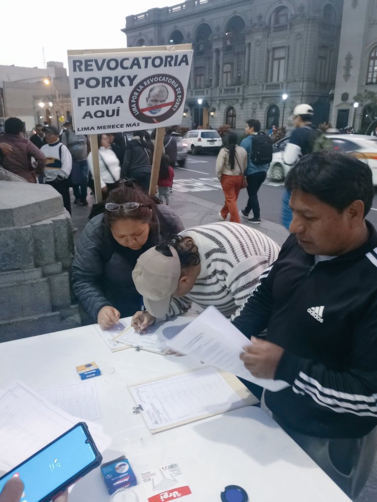 Ervasa2's tweet photo. ¿Ya firmaste para sacar de la @MuniLima al inepto Rafael Lopez Aliaga?
Todos los días verás una mesa instalada en la Plaza San Martín.
Con casi dos millones de firmas lo revocamos. La única ficha es la RV1401001, no firmes otra.
¡El pueblo da, el pueblo quita! https://t.co/mKFKwhVoWc