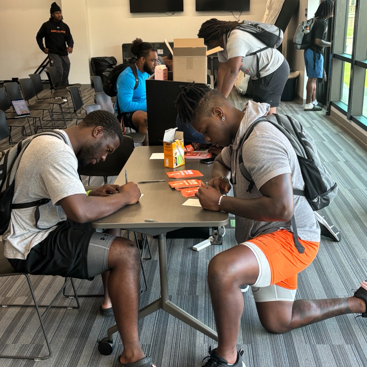 BearkatSports's tweet photo. Welcome back to school from the Bearkats! Our student-athletes took some time to write notes to our young Bearkat fans starting school this week at area elementary schools. We hope all the Hornets have a great first week of school here in Huntsville!
#EatEmUpKats | #cusacares https://t.co/pMBIhutgiE