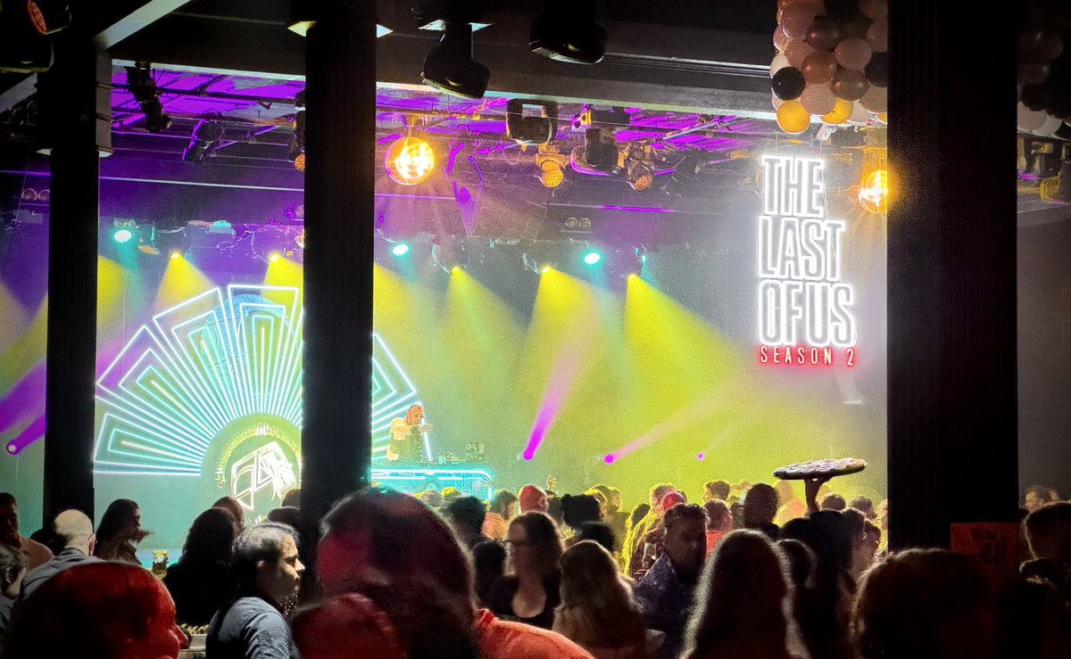 TheLastOfUsBR's tweet photo. 🚨 ACABOU

As filmagens da 2ª temporada de #TheLastofUs HBO chegaram ao fim!

Um dos editores da série compartilhou imagens da festa de encerramento. Agora é hora da pós-produção!

Com 7 episódios, a nova temporada está prevista para estrear no primeiro semestre de 2025. https://t.co/zLG8GAxusf