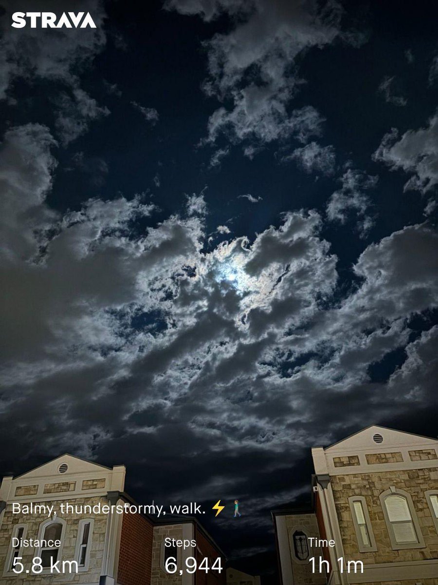 SamirMadi01's tweet image. A magical night to walk… 🚶🏽‍♂️

Always thankful 🙂

#keepmoving #MondayWalk #walking