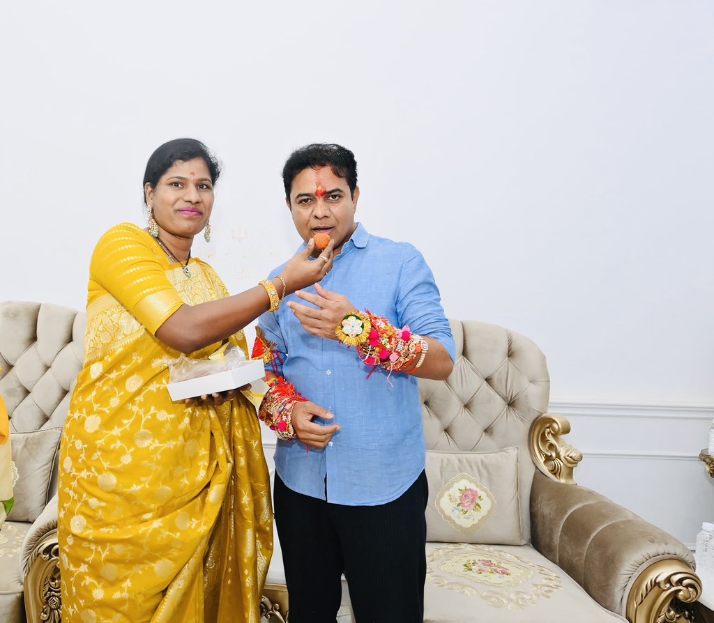 sama_swapna's tweet photo. On the  occasion of #Rakhabandhan tied Rakhi to our young and dynamic leader @KTRBRS anna .. 
#RakhiCelebrations 
#Happy_rakshabandhan .. https://t.co/NZHoIzlpiq