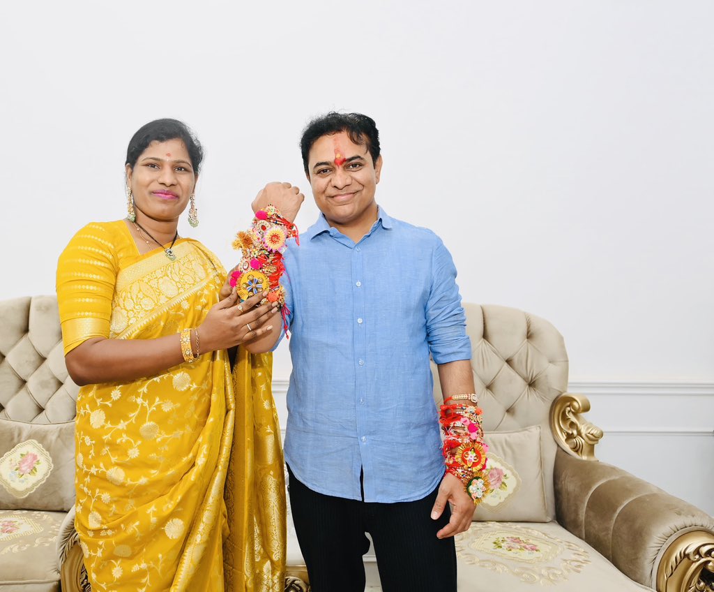 sama_swapna's tweet photo. On the  occasion of #Rakhabandhan tied Rakhi to our young and dynamic leader @KTRBRS anna .. 
#RakhiCelebrations 
#Happy_rakshabandhan .. https://t.co/NZHoIzlpiq