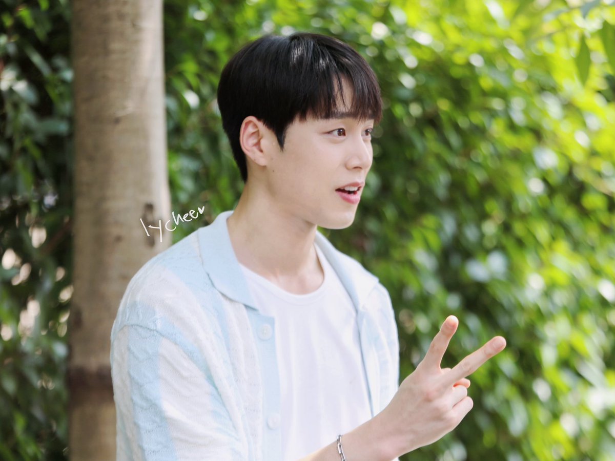 LycheeWang's tweet photo. 자연광 너무 좋다..🩵 https://t.co/89jxJ4Uz1o