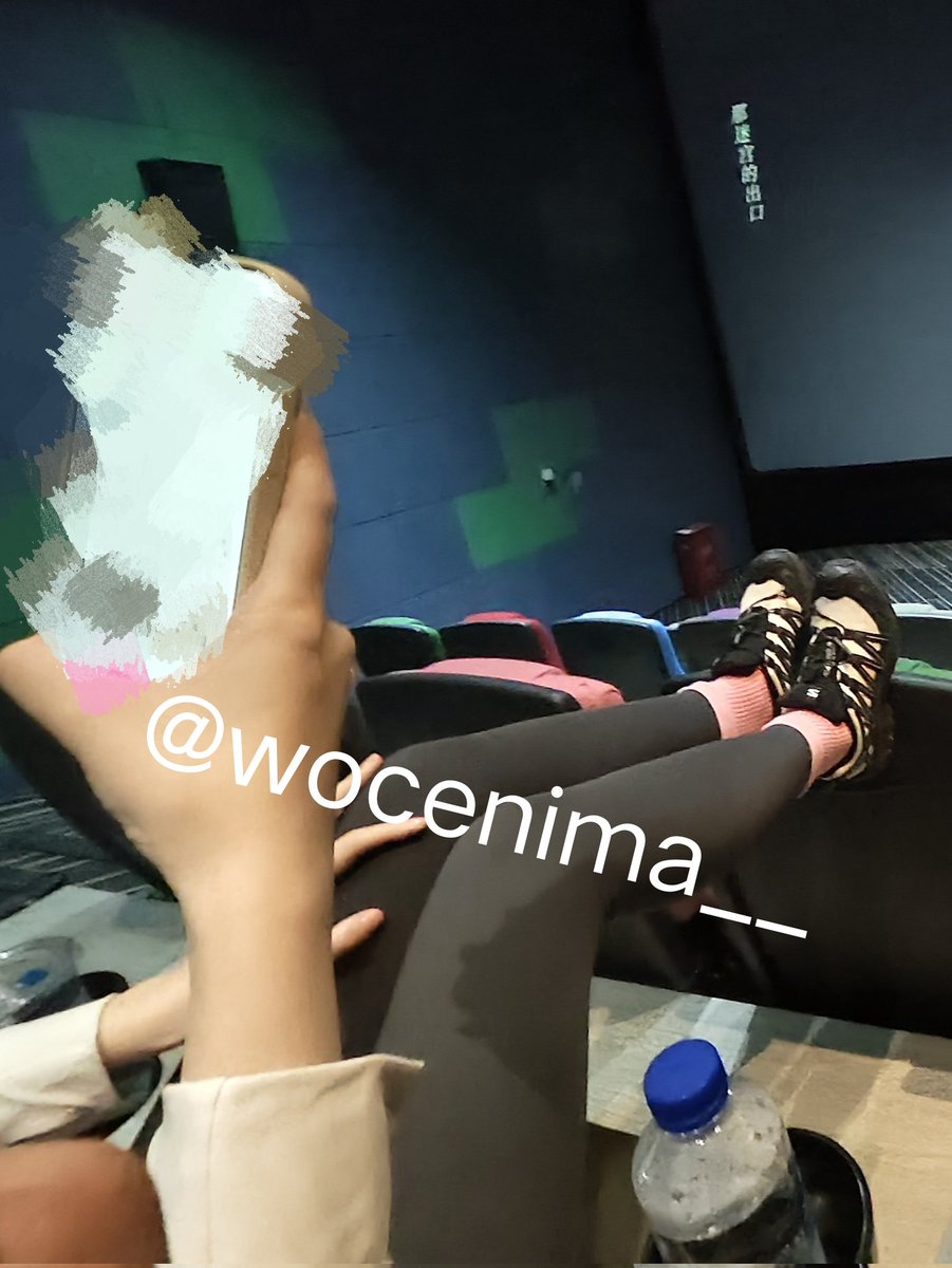 一起骑车的小姐姐  身材很好  每天骑车都穿着这个萨洛蒙  配上瑜伽裤 看得我心里痒痒的   但是家门口有监控一直不敢玩   在网上买了一个那种长的夹子从楼道伸过去夹过来玩  搞得我满头大汗的  然后猛猛发泄一下  再约出来玩看她踩着我的精液  爽  群里胶图已更新  #扫楼 #打胶 #扫楼打胶 #玩鞋 https://t.co/nSZZJfqiTp
