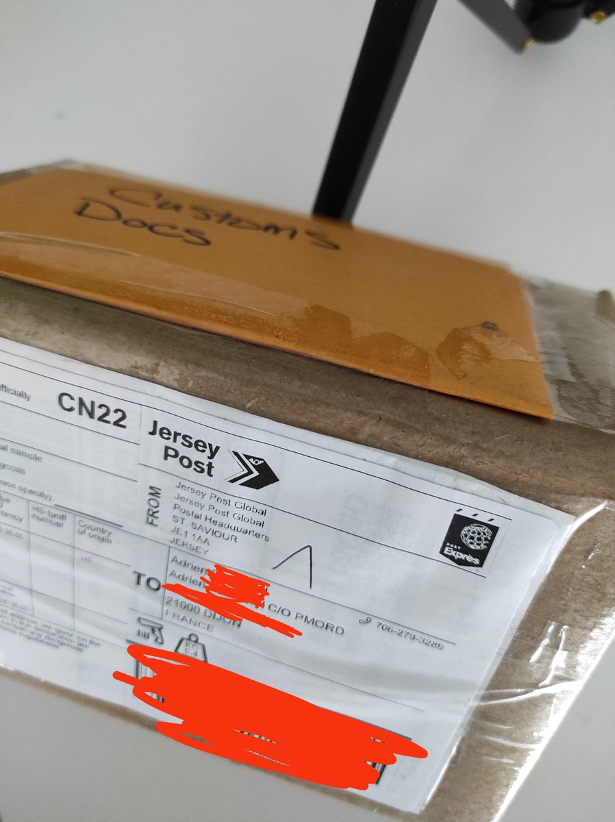 _adriend_'s tweet image. Colis suspect dans la boîte aux lettres ce midi... 
Je n&apos;ai rien commandé et je n&apos;attends rien...
Une envelope &quot;customs docs&quot;
Cela vient d&apos;où Jersey Post, valeur indiquée : 30$
J&apos;ouvre ou pas ? 🤔🤔