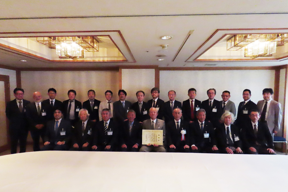 日本歯科医師会現会長の高橋英登氏が８月８日、任期満了に伴う次期会長予備選挙に出馬表明したことを受け、北海道歯科医師会は８月17日に高橋氏を推薦することを理事会決定し、藤田一雄会長から高橋氏に推薦状が手渡された。