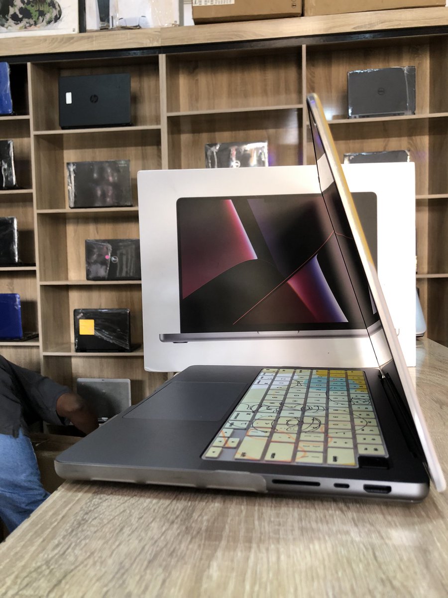 Slightly used ( 6 months old  )
2023 Apple MacBook pro  
Battery health 100%
Cycle count - 26
16 inches M2 Pro chip 
512gb SSD 16GB RAM 
Comes with a box

Pls help RT ✅🙏