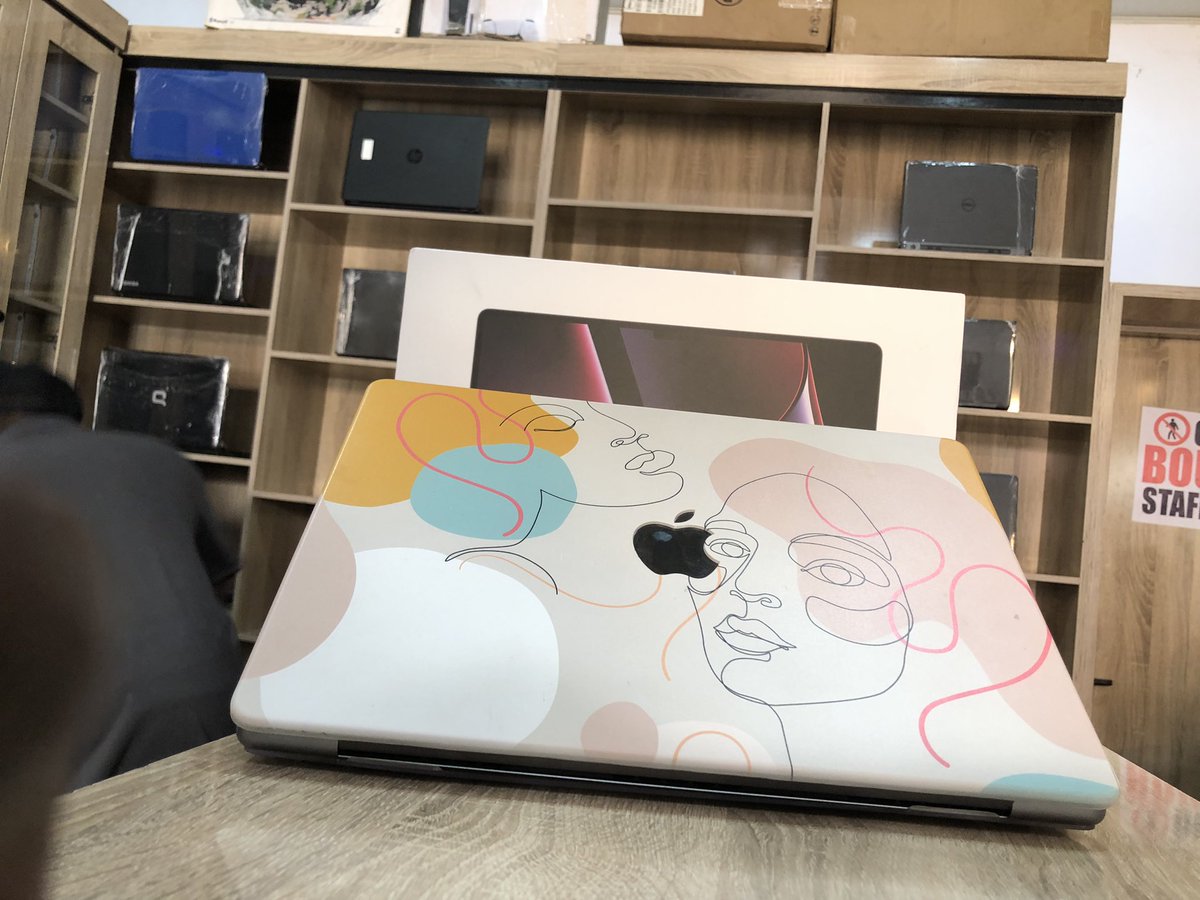 Vicrosoft001's tweet photo. Slightly used ( 6 months old  )
2023 Apple MacBook pro  
Battery health 100%
Cycle count - 26
16 inches M2 Pro chip 
512gb SSD 16GB RAM 
Comes with a box

Pls help RT ✅🙏 https://t.co/6CWnW7eNDg