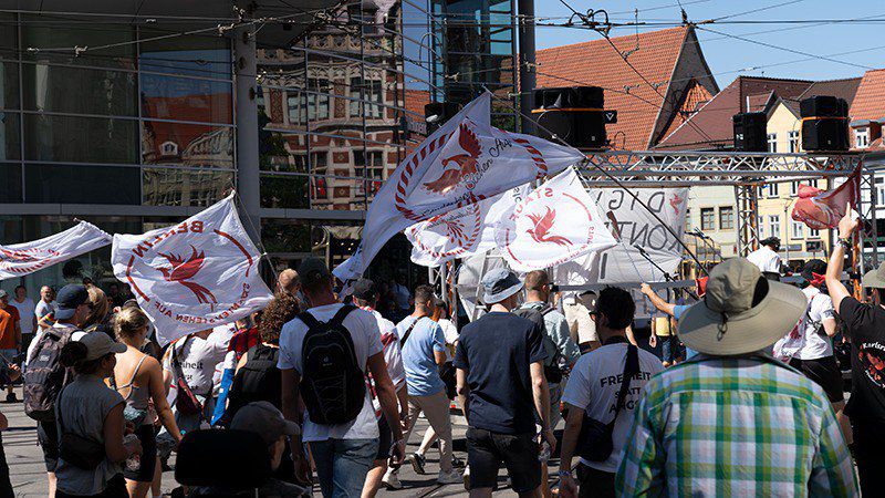 stauf_netzwerk's tweet photo. #Stauf
#Demo #e1008
Es war mal wieder soweit 💪
Eine Stauf-Parade ist durch die Stadt gezogen.
Dieses Mal haben wir uns Erfurt vorgenommen und für ein Leben in Privatsphäre demonstriert 💪📣
Wir haben die Menschen in der Innenstadt auf die Gefahr eines digitalen Kontrollstaats aufmerksam gemacht und den Anwesenden gezeigt, dass es junge Menschen gibt, die sich dieser Entwicklung nicht einfach so hingeben.
Du willst das nächste Mal auch dabei sein? Komm zu Stauf.
👉🏼 https://t.co/20Vms4oXoE