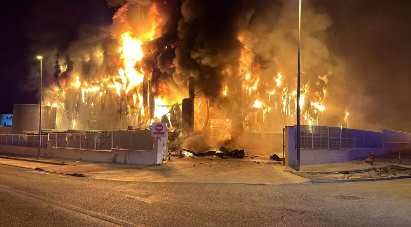 Tenemos un problemón estructural: la imposibilidad de gestionar la inmensa cantidad de residuos que generamos.

El resultado: mucho tráfico ilegal y muchos incendios.

Cada dos días arde una planta de residuos legal en España. 
👇
lavanguardia.com/natural/recicl…