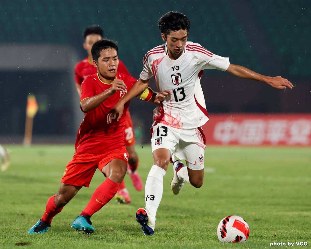 jfa_samuraiblue's tweet photo. 🔹U-16日本代表🔹
【2024.8.18 Match Report✍️】
中国遠征PEACE CUP第2戦は、ホームU-16中国代表に勝利
🏆国際親善試合
🇯🇵U-16日本代表 2-1 U-16中国代表🇨🇳
⚽️得点者
32’#吉田湊海(鹿島アントラーズユース)
77’#野口蓮斗(サンフレッチェ広島ユース)
中国・瀋陽で開催されている親善大会に参加しているU-16日本代表は、U-16中国代表と対戦しました。
激しい雨の中、ホームの中国代表にペースを握られる時間帯もある中、32分に吉田湊海選手(鹿島アントラーズユース)の得点で先制。
52分に中国代表にカウンターから失点しますが、77分に野口蓮斗選手(サンフレッチェ広島ユース)が得点し、2-1で勝利しました。
最終戦はU-16ベトナム代表と対戦します。
詳しい大会情報はこちら⏬️
https://t.co/5401TzjKSE
#夢への勇気を #U16日本代表
#jfa #daihyo #サッカー日本代表