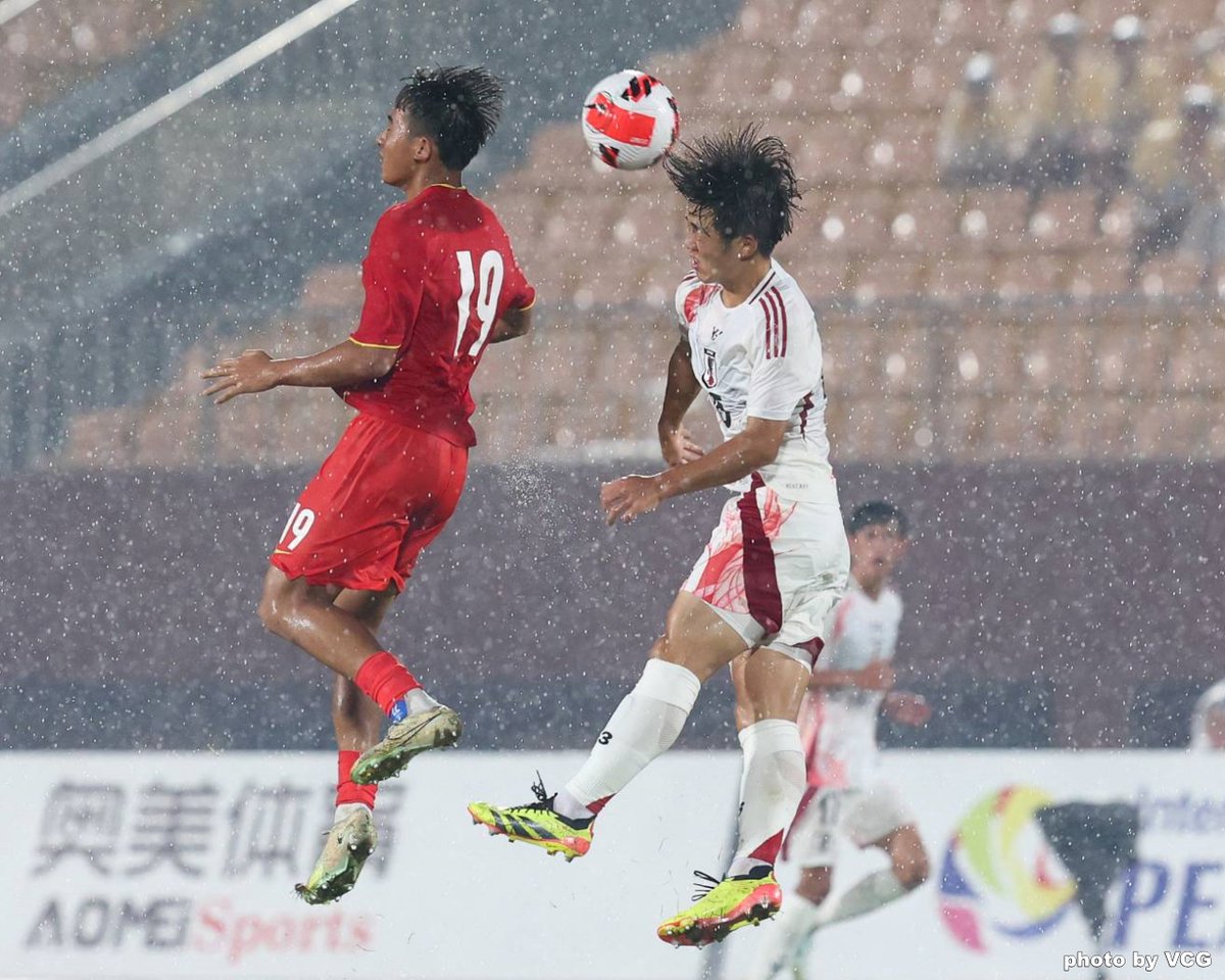 jfa_samuraiblue's tweet photo. 🔹U-16日本代表🔹
【2024.8.18 Match Report✍️】
中国遠征PEACE CUP第2戦は、ホームU-16中国代表に勝利
🏆国際親善試合
🇯🇵U-16日本代表 2-1 U-16中国代表🇨🇳
⚽️得点者
32’#吉田湊海(鹿島アントラーズユース)
77’#野口蓮斗(サンフレッチェ広島ユース)
中国・瀋陽で開催されている親善大会に参加しているU-16日本代表は、U-16中国代表と対戦しました。
激しい雨の中、ホームの中国代表にペースを握られる時間帯もある中、32分に吉田湊海選手(鹿島アントラーズユース)の得点で先制。
52分に中国代表にカウンターから失点しますが、77分に野口蓮斗選手(サンフレッチェ広島ユース)が得点し、2-1で勝利しました。
最終戦はU-16ベトナム代表と対戦します。
詳しい大会情報はこちら⏬️
https://t.co/5401TzjKSE
#夢への勇気を #U16日本代表
#jfa #daihyo #サッカー日本代表