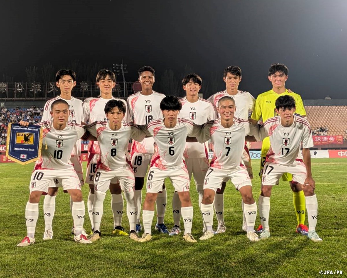jfa_samuraiblue's tweet photo. 🔹U-16日本代表🔹
【2024.8.18 Match Report✍️】
中国遠征PEACE CUP第2戦は、ホームU-16中国代表に勝利
🏆国際親善試合
🇯🇵U-16日本代表 2-1 U-16中国代表🇨🇳
⚽️得点者
32’#吉田湊海(鹿島アントラーズユース)
77’#野口蓮斗(サンフレッチェ広島ユース)
中国・瀋陽で開催されている親善大会に参加しているU-16日本代表は、U-16中国代表と対戦しました。
激しい雨の中、ホームの中国代表にペースを握られる時間帯もある中、32分に吉田湊海選手(鹿島アントラーズユース)の得点で先制。
52分に中国代表にカウンターから失点しますが、77分に野口蓮斗選手(サンフレッチェ広島ユース)が得点し、2-1で勝利しました。
最終戦はU-16ベトナム代表と対戦します。
詳しい大会情報はこちら⏬️
https://t.co/5401TzjKSE
#夢への勇気を #U16日本代表
#jfa #daihyo #サッカー日本代表