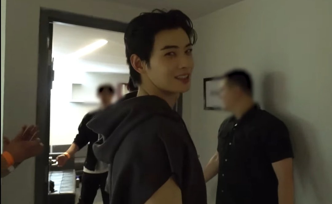 bieunu's tweet photo. god created men and then sent cha eunwoo as an apology https://t.co/X1L1z1qINQ