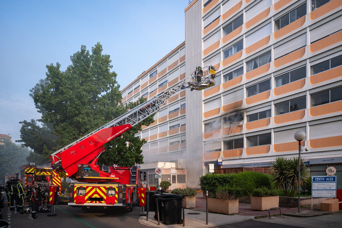 pompiersdugard's tweet photo. Intervention Les sapeurs pompiers du Gard sont intervenus hier à 18h à Alès pour un feu de studio d'environ 25 m2 au 2ème niveau d'un immeuble de 9 étages. 

D'importants moyens sapeur-pompier ont été engagés afin de prendre en compte les occupants de l'ensemble des étages. https://t.co/ygdXMzNhgJ
