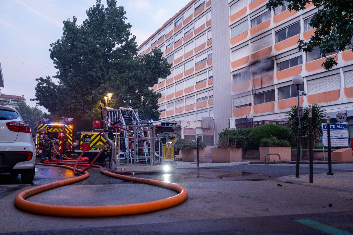 pompiersdugard's tweet photo. Intervention Les sapeurs pompiers du Gard sont intervenus hier à 18h à Alès pour un feu de studio d'environ 25 m2 au 2ème niveau d'un immeuble de 9 étages. 

D'importants moyens sapeur-pompier ont été engagés afin de prendre en compte les occupants de l'ensemble des étages. https://t.co/ygdXMzNhgJ