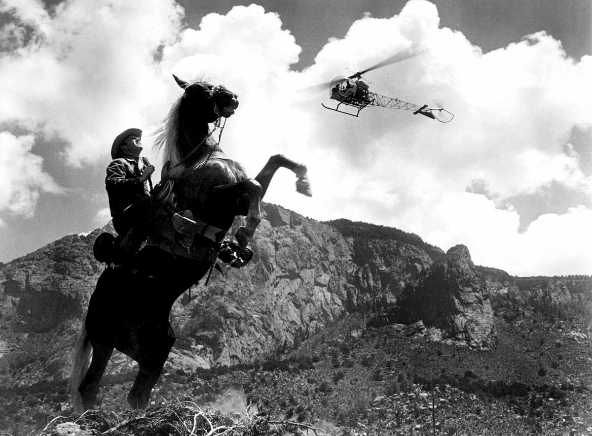 JudeMelon's tweet photo. Casting impeccable autour de la regrettée actrice déjà charismatique, #KirkDouglas y campe ici son rôle préféré dans la peau dure d'un homme d'un autre temps face à un #WalterMathau nostalgique d'une autre loi. Jusqu'au crépuscule de l'espoir... https://t.co/jM8J6Hkgpr