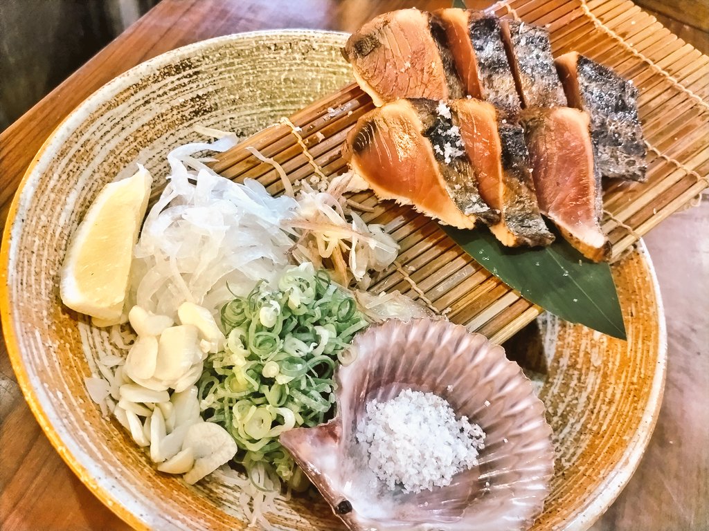 tosashimizulove's tweet photo. こんばんはっ
土佐清水ワールド旭通店ですっ🐟️
(今日と明日と金曜日は旭からお送りします💪)
本日もランチからの通し営業ですっ☺️
写真は名物かつおの藁焼きたたき🔥
定食も大人気です✨✨✨
今日はお足元が悪いのでお気を付けてお越しくださいませ☔️ https://t.co/QhenyKWdiA