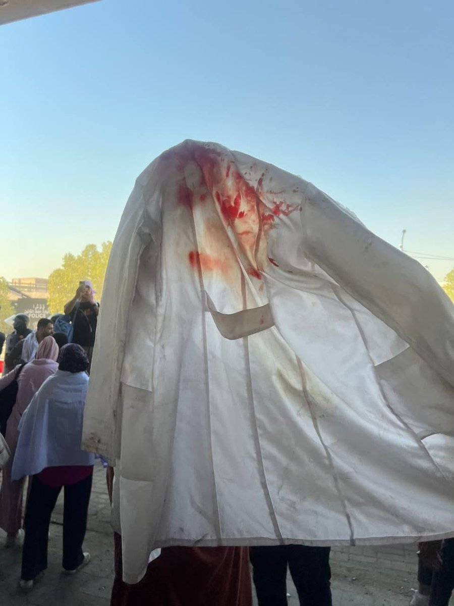 zaid_hamid99's tweet photo. #خريجي_الصحه_يقمعون_أمام_وزارة_الماليه
اعتداءت تطال ابناء المجموعة الطبية من قبل قوات الشغب ..والاعتداء على بنات العراق الحرائر  امام انظار وزارة مالية

#الموج_الابيض 
#دفعه_23 
#طيف_سامي 
#اموال_المخصصة_لتعيينهم_سرقت 
#الموازنه_الثلاثية_شملت_تعيينهم 
#التدرج_الطبي_ساري https://t.co/wWEeB4Skth