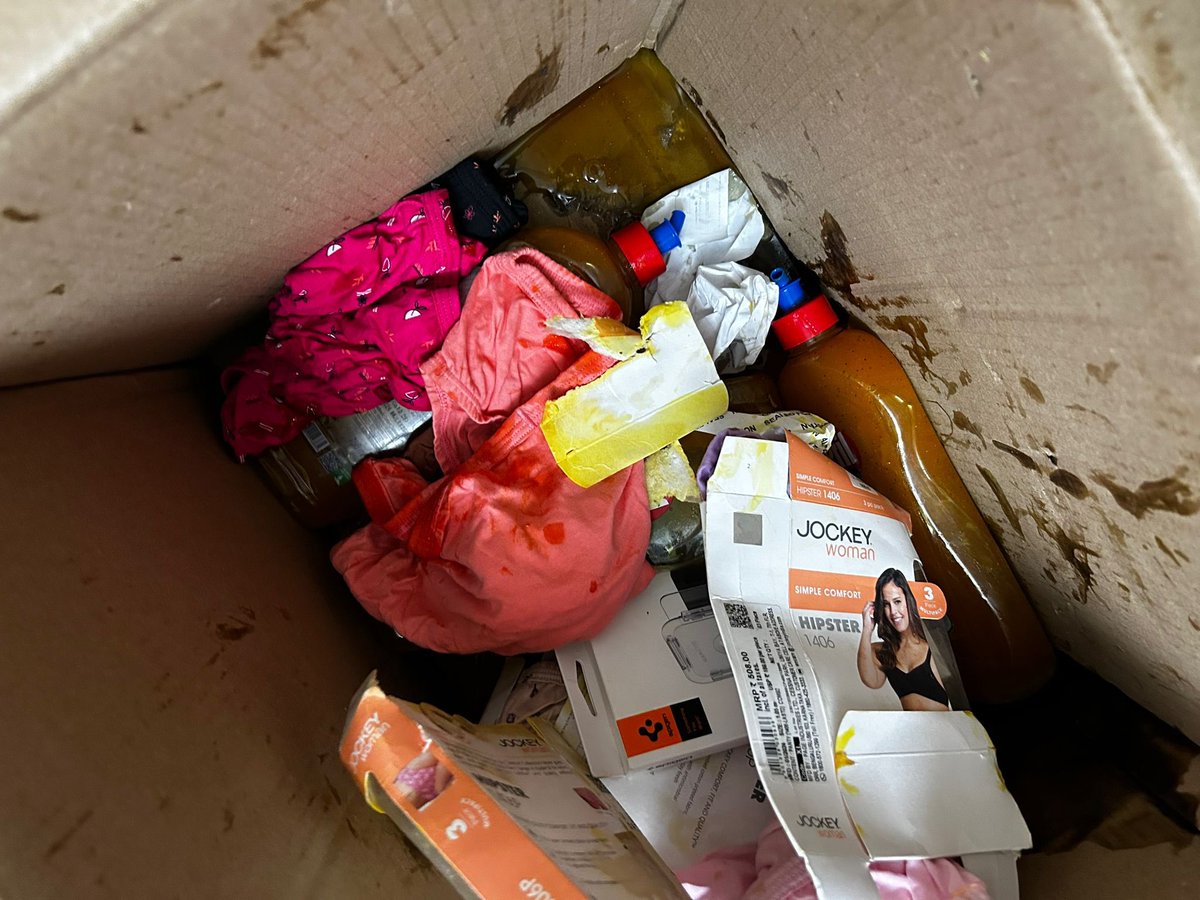 ismudnx's tweet photo. @AmazonHelp Desperately tweeting to wake up the Amazon India customer care. Ordered several items out of which 7 where stuffed inside a single box. Out of these seven items were dish washing liquids droppee with no extra packing. The liquid spills out damaging all other items. https://t.co/SXcRYlvj9c
